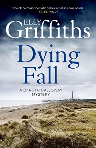 Dying Fall: A spooky, gripping read from a bestselling author (Dr Ruth Galloway Mysteries 5) (The Dr Ruth Galloway Mysteries) von Quercus
