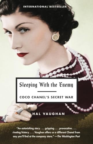 Sleeping with the Enemy: Coco Chanel's Secret War von Vintage