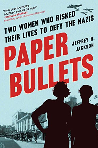 Paper Bullets: Two Women Who Risked Their Lives to Defy the Nazis von Workman Publishing