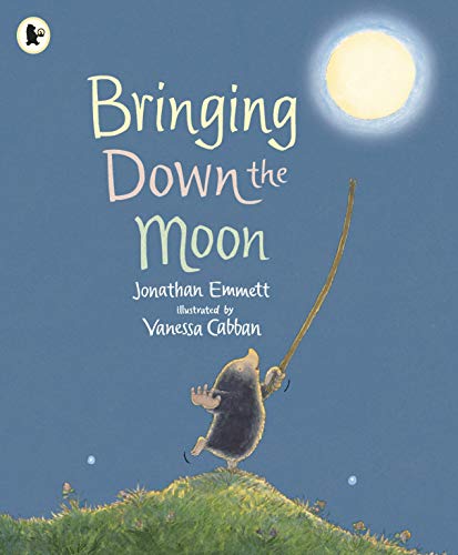 Bringing Down the Moon (Mole and Friends) von WALKER BOOKS